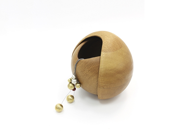 3. 'Blüte und Samen' / Holzblüte von Nadine Elda Rosani / Samenkugeln Messing von Monika Vesely