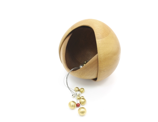 4. 'Blüte und Samen' / Holzblüte von Nadine Elda Rosani / Samenkugeln Messing von Monika Vesely