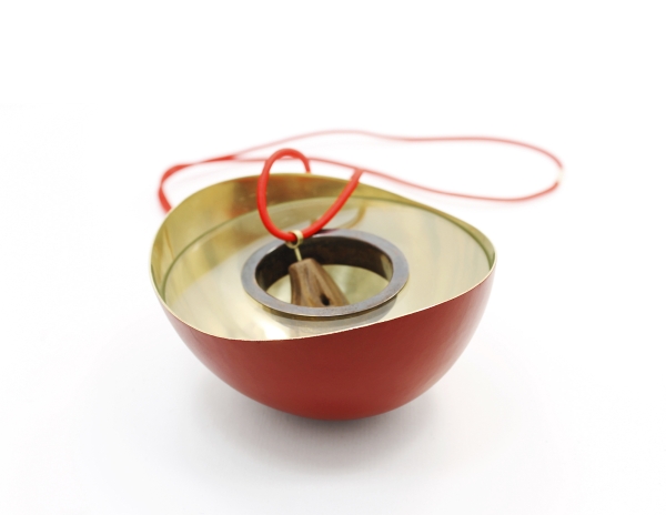 6. 'Samenbank' / Dose Messing Glas von Monika Vesely / geschnitzter Holzkern von Nadine Elda Rosani