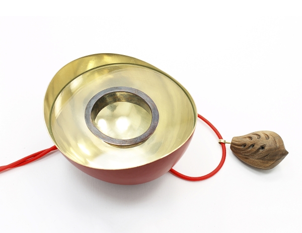 5. 'Samenbank' / Dose Messing Glas von Monika Vesely / geschnitzter Holzkern von Nadine Elda Rosani